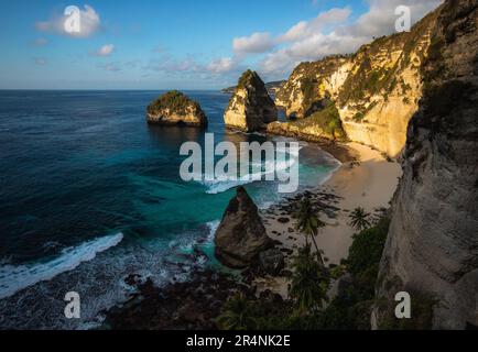 Atemberaubender Blick auf den Diamond Beach, umgeben von einem türkisfarbenen Meer bei einem wunderschönen Sonnenaufgang. Diamond Beach ist ein unberührter, weißer Sand und seidenblaues Stockfoto