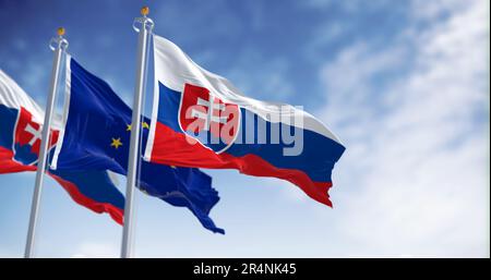 Die Flaggen der Slowakei und der Europäischen Union flattern an einem klaren Tag zusammen. Die Slowakei ist seit dem 1. Januar 2009 Mitglied der Eurozone. 3D Stockfoto