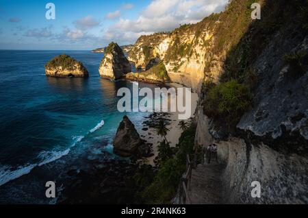 Atemberaubender Blick auf den Diamond Beach, umgeben von einem türkisfarbenen Meer bei einem wunderschönen Sonnenaufgang. Diamond Beach ist ein unberührter, weißer Sand und seidenblaues Stockfoto