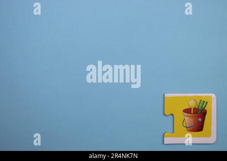 Informationspuzzles am Rand des blauen Hintergrunds. Weihnachtsspielzeug Stockfoto