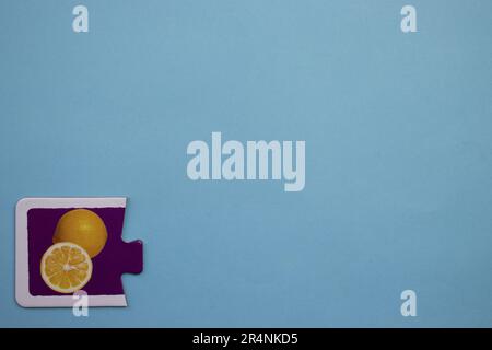 Informationspuzzles am Rand des blauen Hintergrunds. In Stücke geschnitten. Stockfoto