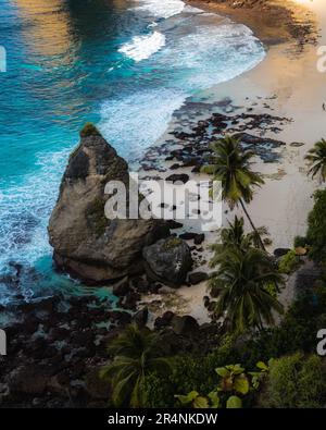 Atemberaubender Blick auf den Diamond Beach, umgeben von einem türkisfarbenen Meer bei einem wunderschönen Sonnenaufgang. Diamond Beach ist ein unberührter, weißer Sand und seidenblaues Stockfoto