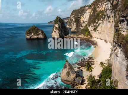 Atemberaubender Blick auf den Diamond Beach, umgeben von einem türkisfarbenen Meer bei einem wunderschönen Sonnenaufgang. Diamond Beach ist ein unberührter, weißer Sand und seidenblaues Stockfoto