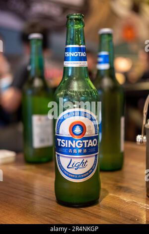 Singapur - 22. Oktober 2022: Flaschen Tsingtao-Bier. Tsingtao Brewery Co Ltd ist Chinas zweitgrößte Brauerei Stockfoto