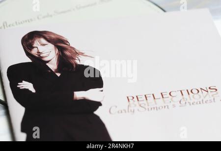 Viersen, Deutschland - Mai 9. 2023: Nahaufnahme der Cover-Reflexionen der Sängerin carly simon im Regal des deutschen Ladens Stockfoto