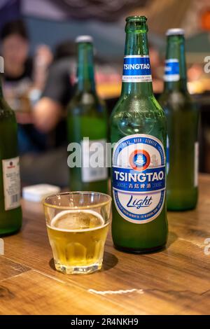 Singapur - 22. Oktober 2022: Flaschen Tsingtao-Bier. Tsingtao Brewery Co Ltd ist Chinas zweitgrößte Brauerei Stockfoto