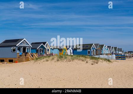 Hengistbury Head, Mudeford Spit, Christchurch, Dorset UK. 29. Mai 2023 Das Wetter im Vereinigten Königreich: In Hengistbury Head ist es warm und sonnig, wenn Besucher die Gegend besuchen, um am Frühjahrsmontag das Beste aus der Sonne zu machen. Luxuriöse Strandhütten in Hengistbury Head sind wegen ihrer Lage und Aussicht sehr beliebt und wenn man zum Verkauf steht, bekommt man extrem hohe Preise. Kredit: Carolyn Jenkins/Alamy Live News Stockfoto