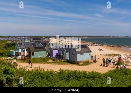 Hengistbury Head, Mudeford Spit, Christchurch, Dorset UK. 29. Mai 2023 Das Wetter im Vereinigten Königreich: In Hengistbury Head ist es warm und sonnig, wenn Besucher die Gegend besuchen, um am Frühjahrsmontag das Beste aus der Sonne zu machen. Luxuriöse Strandhütten in Hengistbury Head sind wegen ihrer Lage und Aussicht sehr beliebt und wenn man zum Verkauf steht, bekommt man extrem hohe Preise. Kredit: Carolyn Jenkins/Alamy Live News Stockfoto