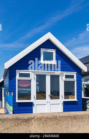 Hengistbury Head, Mudeford Spit, Christchurch, Dorset UK. 29. Mai 2023 Das Wetter im Vereinigten Königreich: In Hengistbury Head ist es warm und sonnig, wenn Besucher die Gegend besuchen, um am Frühjahrsmontag das Beste aus der Sonne zu machen. Die luxuriösen Strandhütten in Hengistbury Head sind wegen ihrer Lage und Aussicht sehr beliebt und wenn es zum Verkauf steht, holen Sie sich extrem hohe Preise - dieses zum Verkauf und kostet etwa 400.000 Pfund. Kredit: Carolyn Jenkins/Alamy Live News Stockfoto