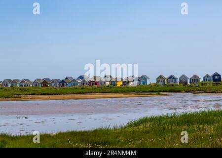 Hengistbury Head, Mudeford Spit, Christchurch, Dorset UK. 29. Mai 2023 Das Wetter im Vereinigten Königreich: In Hengistbury Head ist es warm und sonnig, wenn Besucher die Gegend besuchen, um am Frühjahrsmontag das Beste aus der Sonne zu machen. Luxuriöse Strandhütten in Hengistbury Head sind wegen ihrer Lage und Aussicht sehr beliebt und wenn man zum Verkauf steht, bekommt man extrem hohe Preise. Kredit: Carolyn Jenkins/Alamy Live News Stockfoto