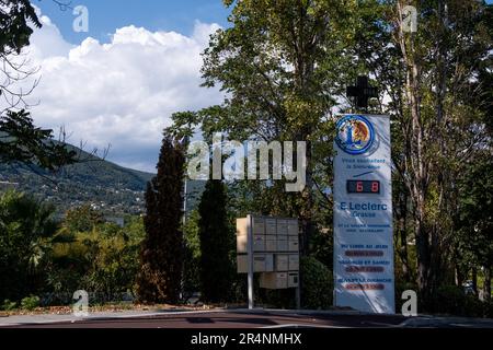 Frankreich, Provence Alpes Cotes d'Azur, Alpes-maritime, Grasse, Sommer 2022. Sommerurlaub für eine Gruppe junger Menschen in der Region Präalpes d'Azur Stockfoto