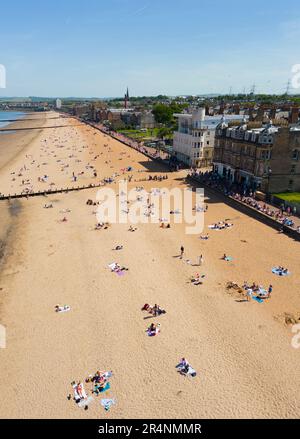 Portobello, Schottland, Großbritannien. 29. Mai 2023 Blick aus der Vogelperspektive auf den geschäftigen Strand von Portobello außerhalb von Edinburgh. Warmes Wetter und Sonnenschein an einem Feiertag brachten heute Nachmittag viele Leute nach Portobello Beach in Edinburgh. Iain Masterton/Alamy Live News Stockfoto