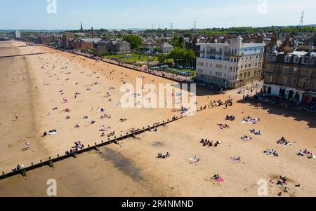 Portobello, Schottland, Großbritannien. 29. Mai 2023 Blick aus der Vogelperspektive auf den geschäftigen Strand von Portobello außerhalb von Edinburgh. Warmes Wetter und Sonnenschein an einem Feiertag brachten heute Nachmittag viele Leute nach Portobello Beach in Edinburgh. Iain Masterton/Alamy Live News Stockfoto