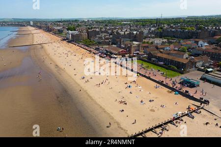 Portobello, Schottland, Großbritannien. 29. Mai 2023 Blick aus der Vogelperspektive auf den geschäftigen Strand von Portobello außerhalb von Edinburgh. Warmes Wetter und Sonnenschein an einem Feiertag brachten heute Nachmittag viele Leute nach Portobello Beach in Edinburgh. Iain Masterton/Alamy Live News Stockfoto