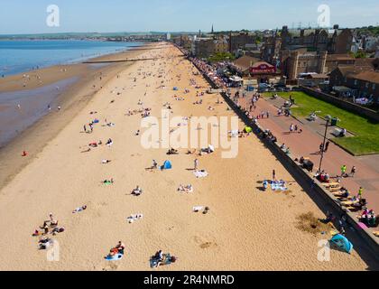 Portobello, Schottland, Großbritannien. 29. Mai 2023 Blick aus der Vogelperspektive auf den geschäftigen Strand von Portobello außerhalb von Edinburgh. Warmes Wetter und Sonnenschein an einem Feiertag brachten heute Nachmittag viele Leute nach Portobello Beach in Edinburgh. Iain Masterton/Alamy Live News Stockfoto