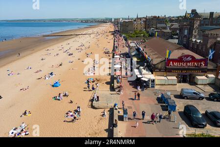 Portobello, Schottland, Großbritannien. 29. Mai 2023 Blick aus der Vogelperspektive auf den geschäftigen Strand von Portobello außerhalb von Edinburgh. Warmes Wetter und Sonnenschein an einem Feiertag brachten heute Nachmittag viele Leute nach Portobello Beach in Edinburgh. Iain Masterton/Alamy Live News Stockfoto