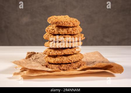 Ein Haufen Erdnussbutterkekse. Traditionelles amerikanisches Dessert, nahrhafter Snack, Dessert oder Frühstück. Stockfoto