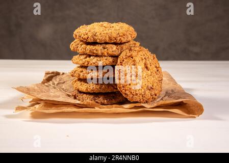 Ein Haufen Erdnussbutterkekse. Traditionelles amerikanisches Dessert, nahrhafter Snack, Dessert oder Frühstück. Stockfoto