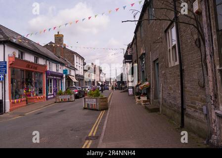 Sehen Sie die Castle Street, die Hauptstraße in der Marktstadt Hay-on-Wye Powys Mid Wales UK Stockfoto