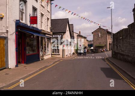 Sehen Sie die Castle Street Hay-on-Wye Powys Mid Wales UK Cheese Market, das Rathaus, den Buchladen und den weltberühmten Antiquitätenladen Stockfoto