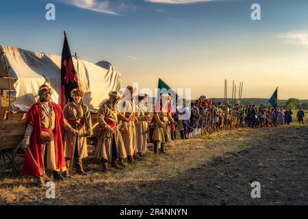 Gniew, Polen, Aug 2020 polnische und schwedische Infanterie, die ihre Waffen und Uniformen präsentiert, historische Nachstellung, Schlacht von Gniew Stockfoto