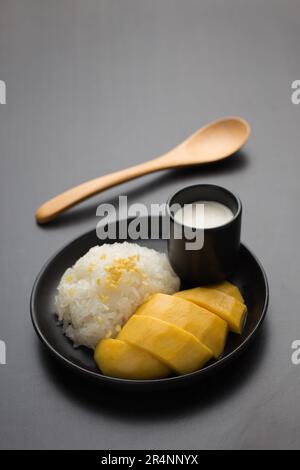 Khao Niao Mamuang ( Mango Sticky Reis ), ein traditionelles thailändisches Dessert. Stockfoto