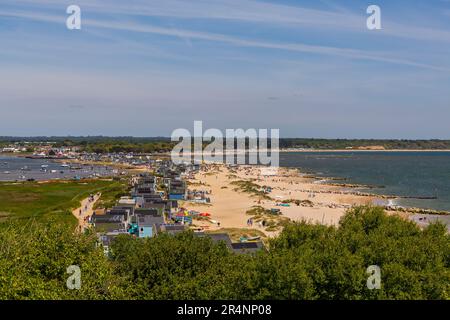 Hengistbury Head, Mudeford Spit, Christchurch, Dorset UK. 29. Mai 2023 Das Wetter im Vereinigten Königreich: In Hengistbury Head ist es warm und sonnig, wenn Besucher die Gegend besuchen, um am Frühjahrsmontag das Beste aus der Sonne zu machen. Luxuriöse Strandhütten in Hengistbury Head sind wegen ihrer Lage und Aussicht sehr beliebt und wenn man zum Verkauf steht, bekommt man extrem hohe Preise. Kredit: Carolyn Jenkins/Alamy Live News Stockfoto