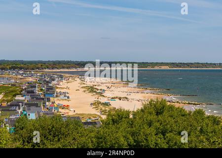 Hengistbury Head, Mudeford Spit, Christchurch, Dorset UK. 29. Mai 2023 Das Wetter im Vereinigten Königreich: In Hengistbury Head ist es warm und sonnig, wenn Besucher die Gegend besuchen, um am Frühjahrsmontag das Beste aus der Sonne zu machen. Luxuriöse Strandhütten in Hengistbury Head sind wegen ihrer Lage und Aussicht sehr beliebt und wenn man zum Verkauf steht, bekommt man extrem hohe Preise. Kredit: Carolyn Jenkins/Alamy Live News Stockfoto