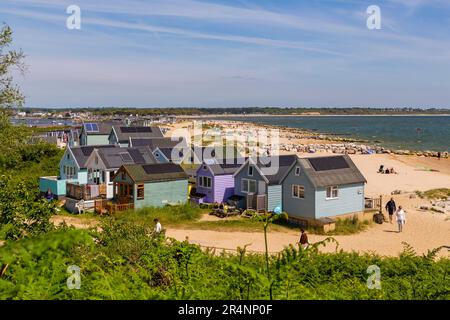 Hengistbury Head, Mudeford Spit, Christchurch, Dorset UK. 29. Mai 2023 Das Wetter im Vereinigten Königreich: In Hengistbury Head ist es warm und sonnig, wenn Besucher die Gegend besuchen, um am Frühjahrsmontag das Beste aus der Sonne zu machen. Luxuriöse Strandhütten in Hengistbury Head sind wegen ihrer Lage und Aussicht sehr beliebt und wenn man zum Verkauf steht, bekommt man extrem hohe Preise. Kredit: Carolyn Jenkins/Alamy Live News Stockfoto