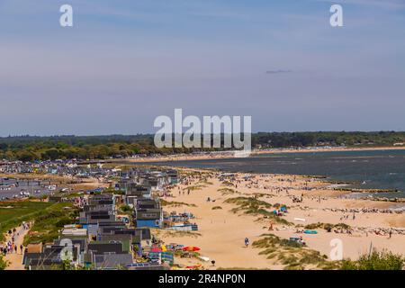 Hengistbury Head, Mudeford Spit, Christchurch, Dorset UK. 29. Mai 2023 Das Wetter im Vereinigten Königreich: In Hengistbury Head ist es warm und sonnig, wenn Besucher die Gegend besuchen, um am Frühjahrsmontag das Beste aus der Sonne zu machen. Luxuriöse Strandhütten in Hengistbury Head sind wegen ihrer Lage und Aussicht sehr beliebt und wenn man zum Verkauf steht, bekommt man extrem hohe Preise. Kredit: Carolyn Jenkins/Alamy Live News Stockfoto