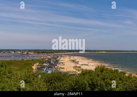 Hengistbury Head, Mudeford Spit, Christchurch, Dorset UK. 29. Mai 2023 Das Wetter im Vereinigten Königreich: In Hengistbury Head ist es warm und sonnig, wenn Besucher die Gegend besuchen, um am Frühjahrsmontag das Beste aus der Sonne zu machen. Luxuriöse Strandhütten in Hengistbury Head sind wegen ihrer Lage und Aussicht sehr beliebt und wenn man zum Verkauf steht, bekommt man extrem hohe Preise. Kredit: Carolyn Jenkins/Alamy Live News Stockfoto