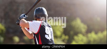 Baseballspieler in Aktion im Stadion, Baseballschläger, der darauf wartet, den Ball zu schlagen Stockfoto