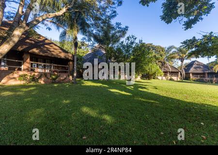 Kumbali Country Lodge in Lilongwe, Malawi: einige der insgesamt 16 Suiten mit Strohdach und privater Terrasse. Die Lodge befindet sich auf einer 650-Hektar-Farm, zehn Autominuten vom Stadtzentrum von Lilongwe entfernt. Stockfoto