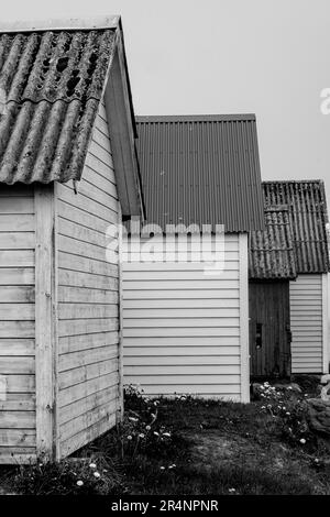 Olberg; Olbergstranden; Raege; Norwegen; Mai 20 2023; Black And White Shot Traditionelle Strandhütten An Der Küste Ohne Menschen Im Westen Norwegens Stockfoto