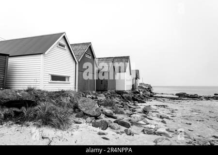 Olberg; Olbergstranden; Raege; Norwegen; Mai 20 2023; Black And White Shot Traditionelle Strandhütten An Der Küste Ohne Menschen Im Westen Norwegens Stockfoto