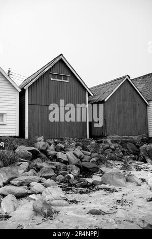 Olberg; Olbergstranden; Raege; Norwegen; Mai 20 2023; Black And White Shot Traditionelle Strandhütten An Der Küste Ohne Menschen Im Westen Norwegens Stockfoto