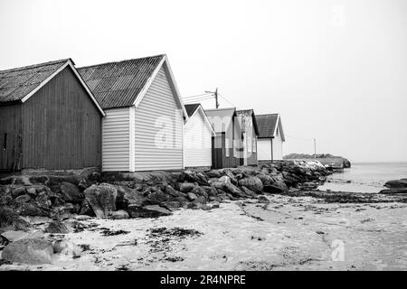 Olberg; Olbergstranden; Raege; Norwegen; Mai 20 2023; Black And White Shot Traditionelle Strandhütten An Der Küste Ohne Menschen Im Westen Norwegens Stockfoto