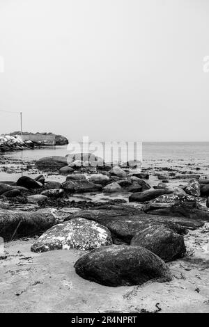 Olberg; Olbergstranden; Raege; Norwegen; Mai 20 2023; Black-And-White-Beach-Szene Mit Felsigen Felsvorsprüngen Und Ohne Menschen Stockfoto