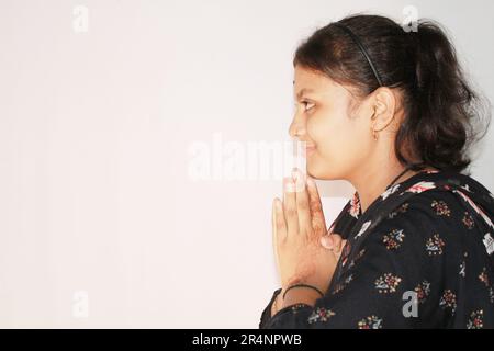 Namaste Porträt des glücklichen indischen Mädchens, weißer Hintergrund Stockfoto