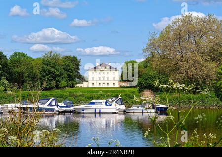 Außenansicht des Marble Hill House am Flussufer in Twickenham, Greater London an einem sonnigen Sommertag, England Großbritannien Stockfoto