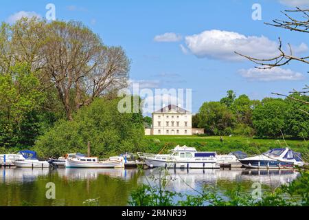 Außenansicht des Marble Hill House am Flussufer in Twickenham, Greater London an einem sonnigen Sommertag, England Großbritannien Stockfoto