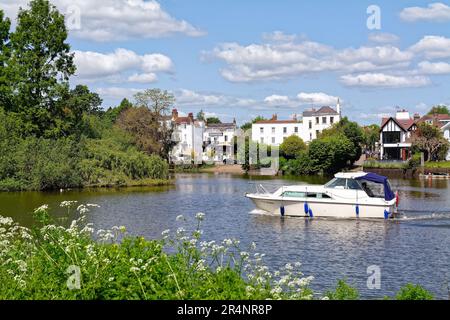 The Riverside at Twickenham an einem heißen Sommertag Greater London England UK Stockfoto