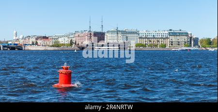 Panoramablick auf die Newa mit roter Navigationsboje an einem sonnigen Sommertag. St. Petersburg, Russland Stockfoto