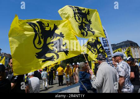 Brüssel, Belgien. 29. Mai 2023. Anhänger der flämischen rechtsextremen Partei Vlaams Belang winken bei einem Protest in Brüssel am 29. Mai 2023 die Flaggen von Flandre. Kredit: ALEXANDROS MICHAILIDIS/Alamy Live News Stockfoto