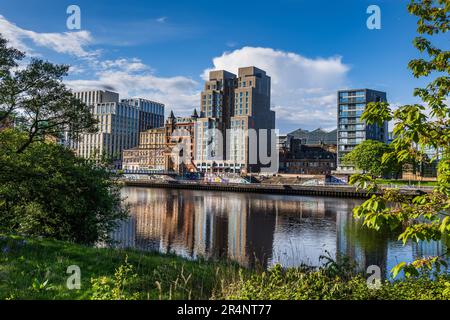 Stadtzentrum von Glasgow in Schottland, Großbritannien, Skyline der Innenstadt um die South Portland Street Suspension Bridge am River Clyde. Stockfoto