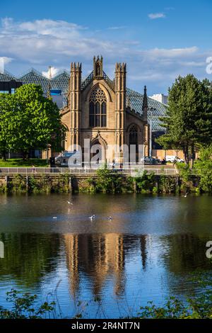 Die Metropolitan Cathedral Church of Saint Andrew in Glasgow, Schottland, Großbritannien. Römisch-katholische Kathedrale am Fluss Clyde, schottisch-gotische Archi Stockfoto