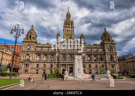 Glasgow City Chambers und das Cenotaph (war Memorial) am George Square in Glasgow in Schottland, Großbritannien. Stockfoto