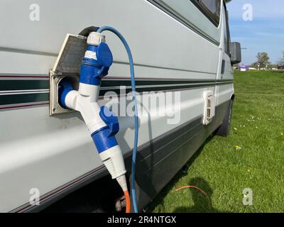 Ein Wohnmobil verfügt über einen Splitter, sodass zwei elektrische Anschlussleitungen über denselben Stromanschluss verlaufen können Stockfoto