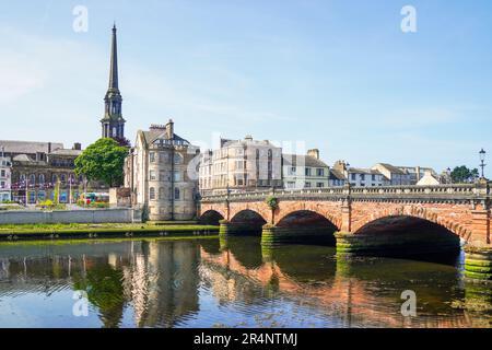 Blick nach Westen entlang des Flusses Ayr in Richtung Ayr New Bridge mit dem Uhrenturm des Rathauses von Ayr, Ayr, Ayrshire, Schottland, Großbritannien Stockfoto