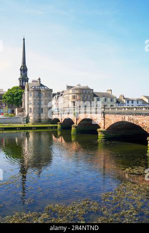 Blick nach Westen entlang des Flusses Ayr in Richtung Ayr New Bridge mit dem Uhrenturm des Rathauses von Ayr, Ayr, Ayrshire, Schottland, Großbritannien Stockfoto